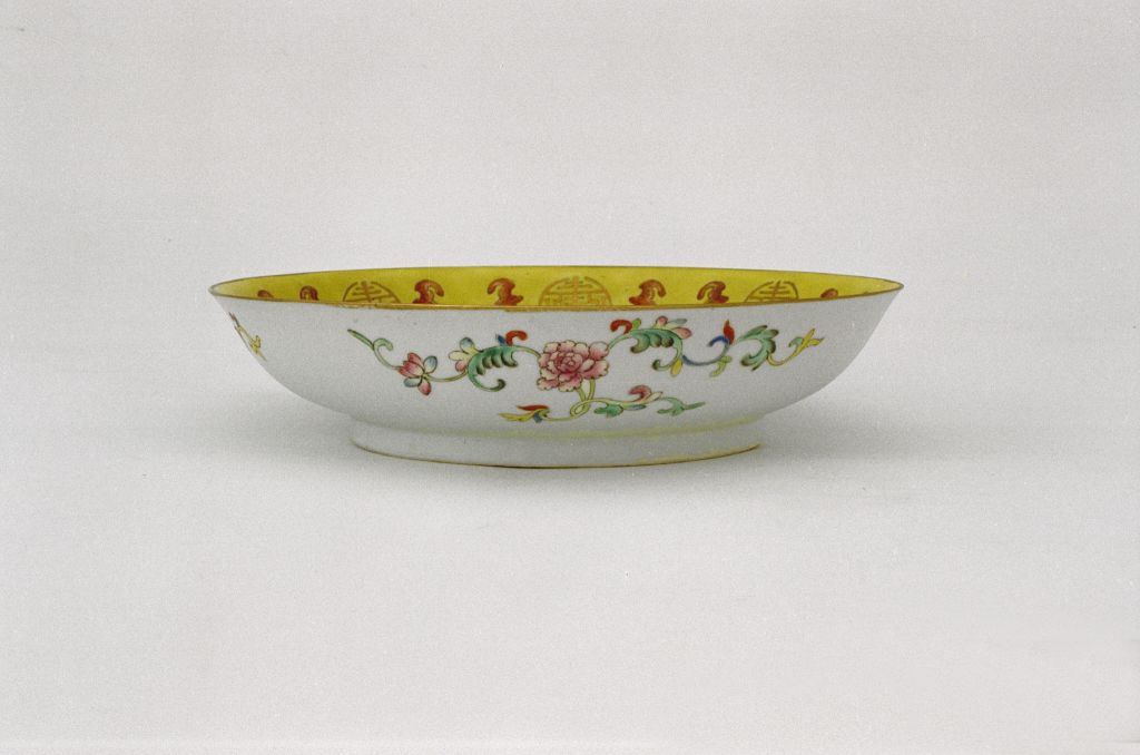 图片[1]-Pale yellow ground red bat gold colored group “Shou” character plate-China Archive